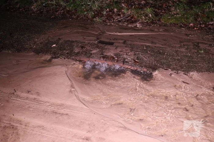 Straat blank na waterleidingbreuk