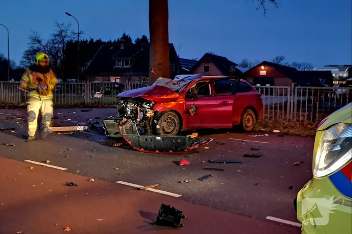 Automobilist gewond na aanrijding tegen boom