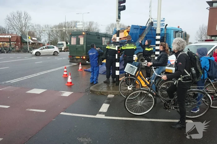 Vrachtwagen verliest lading vuilcontainer