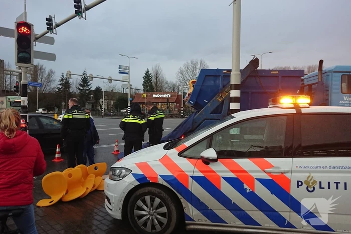Vrachtwagen verliest lading vuilcontainer