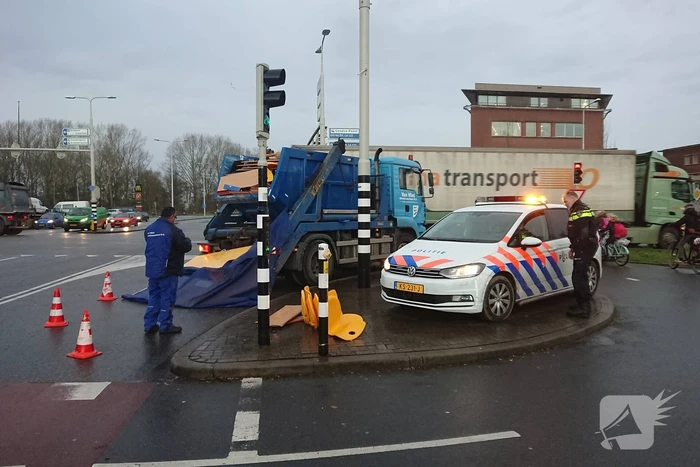 Vrachtwagen verliest lading vuilcontainer