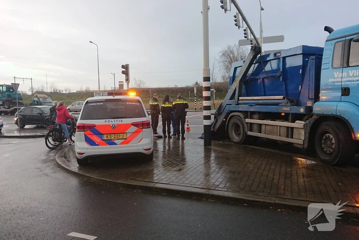 Vrachtwagen verliest lading vuilcontainer