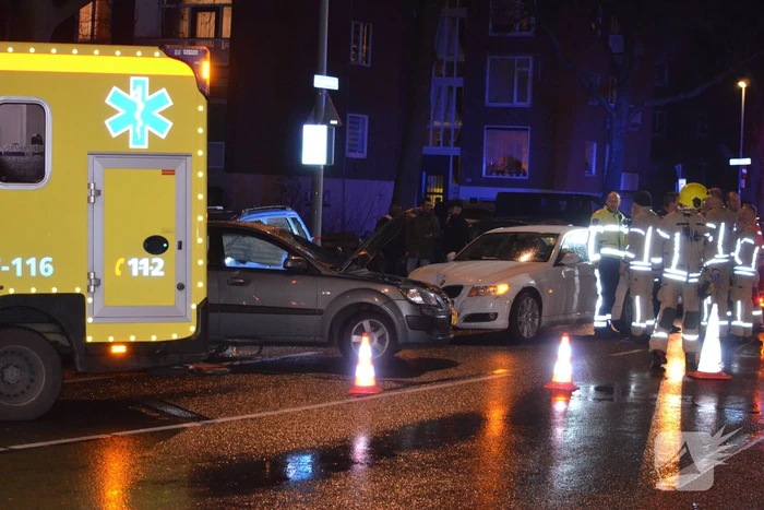 Brandweer bevrijdt slachtoffer uit auto