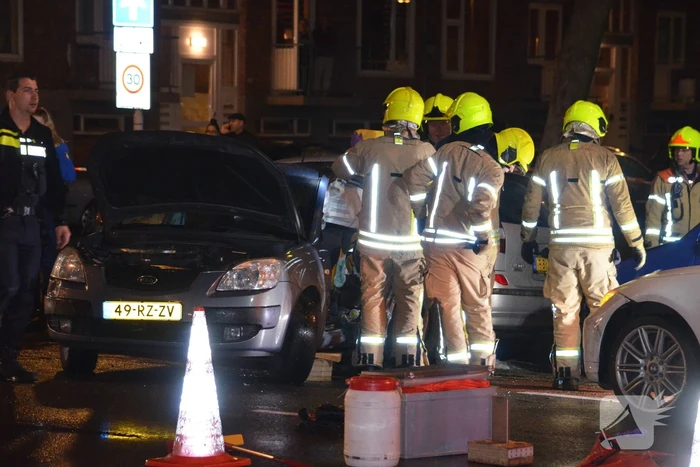 Brandweer bevrijdt slachtoffer uit auto