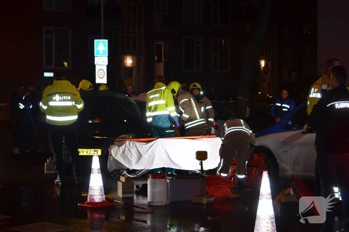 Brandweer bevrijdt slachtoffer uit auto