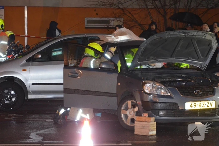 Brandweer bevrijdt slachtoffer uit auto