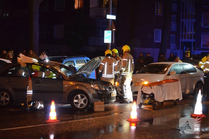 Brandweer bevrijdt slachtoffer uit auto