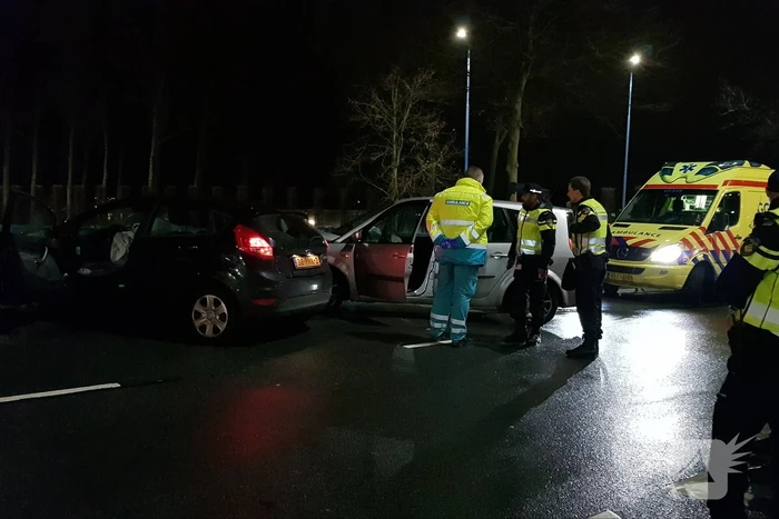 Enorme schade bij aanrijding twee auto's
