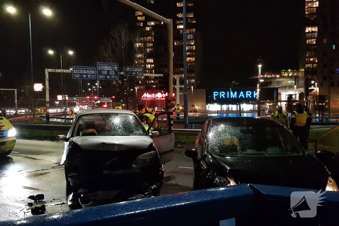 Enorme schade bij aanrijding twee auto's
