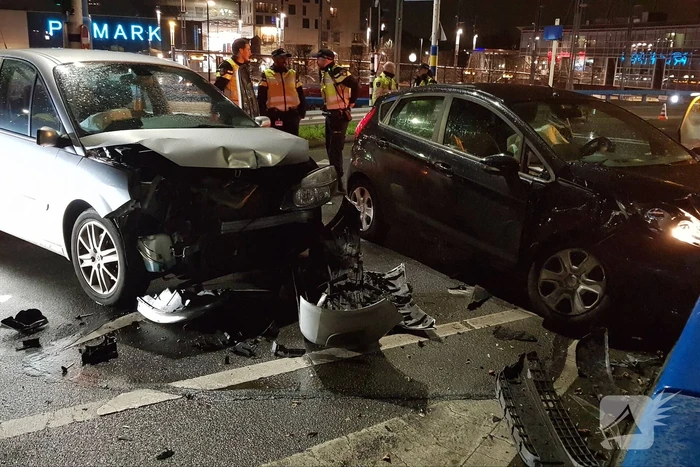Enorme schade bij aanrijding twee auto's