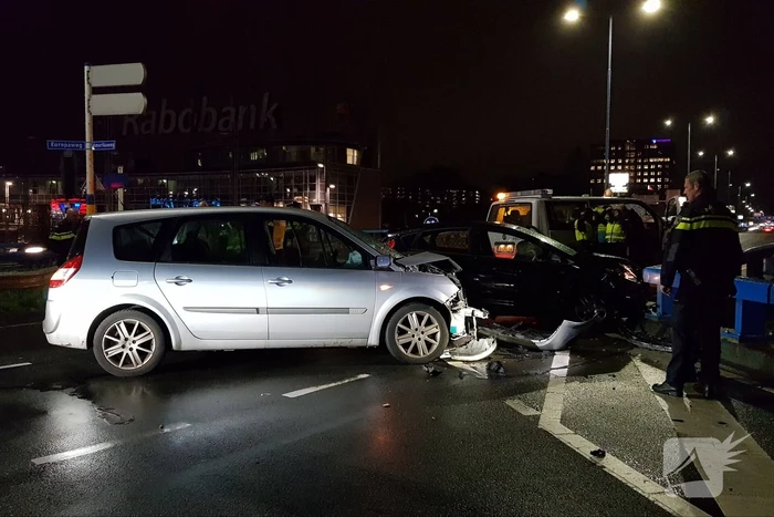 Enorme schade bij aanrijding twee auto's