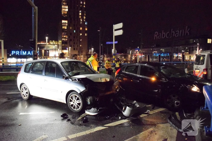 Enorme schade bij aanrijding twee auto's