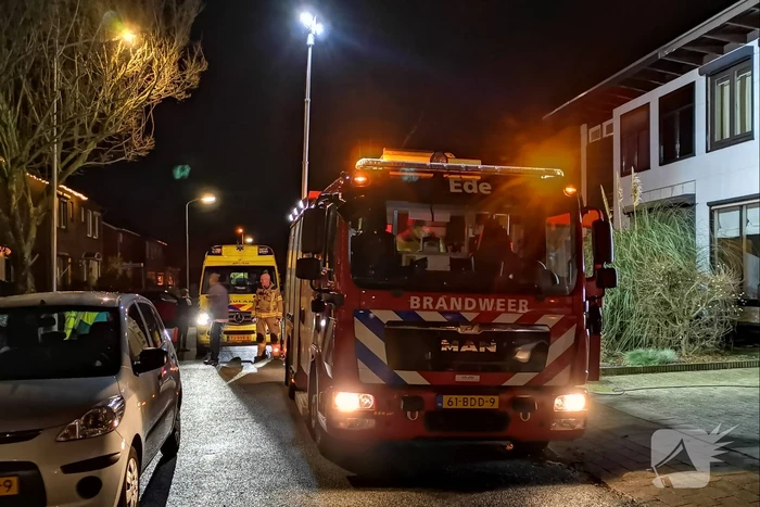 Frietpan vliegt in brand, kinderen doen bluspoging