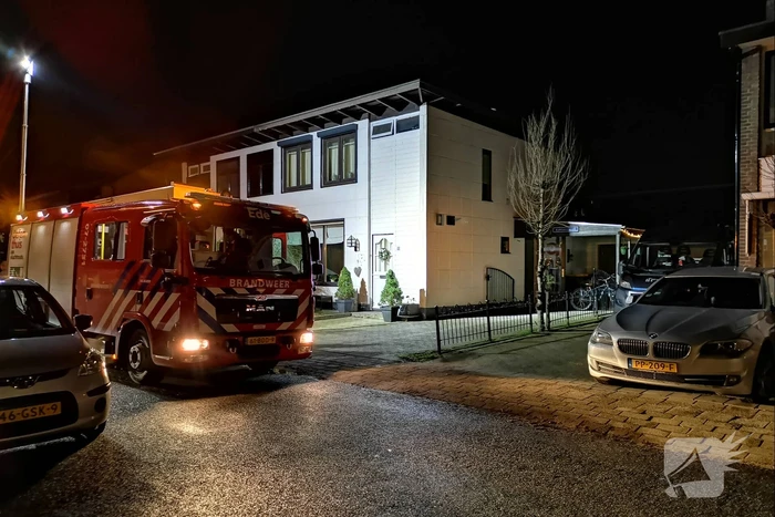 Frietpan vliegt in brand, kinderen doen bluspoging