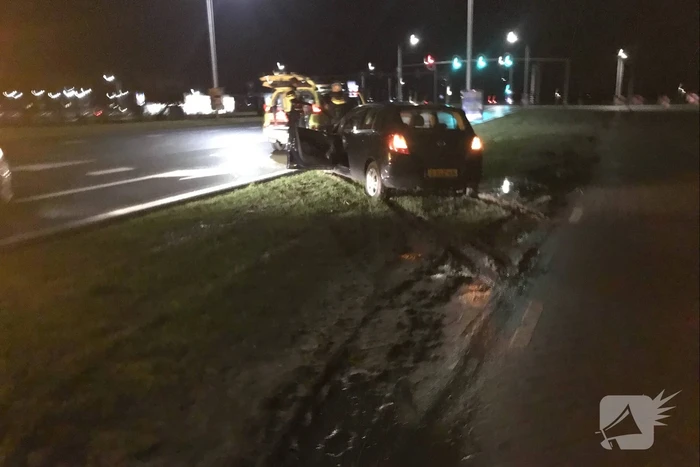Auto raakt van de weg