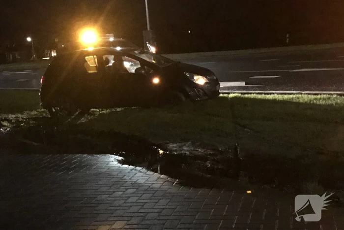 Auto raakt van de weg