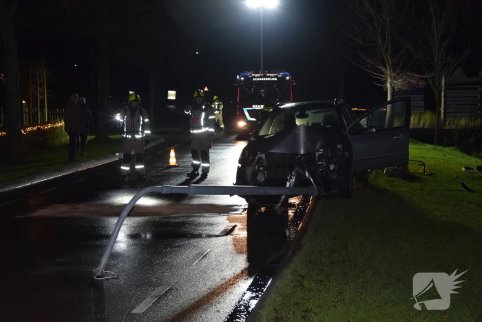Auto total-loss na botsing met lantarenpaal