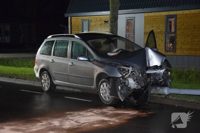 Auto total-loss na botsing met lantarenpaal