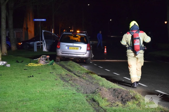 Auto total-loss na botsing met lantarenpaal