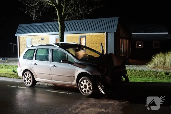 Auto total-loss na botsing met lantarenpaal