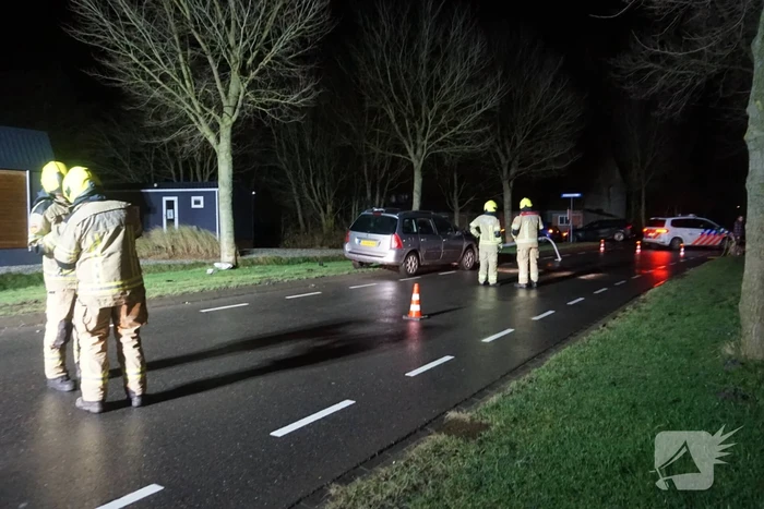 Auto total-loss na botsing met lantarenpaal