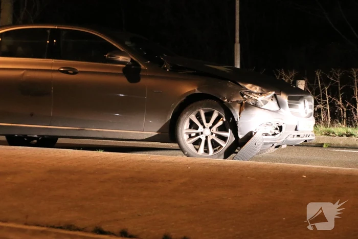 Auto belandt in sloot na aanrijding