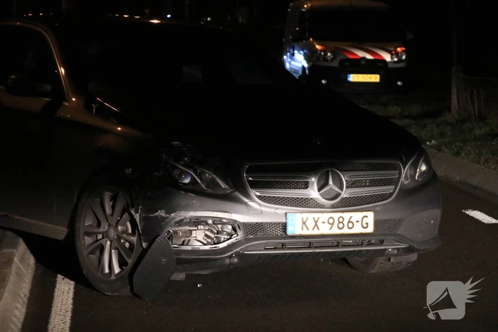 Auto belandt in sloot na aanrijding