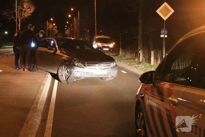 Auto belandt in sloot na aanrijding