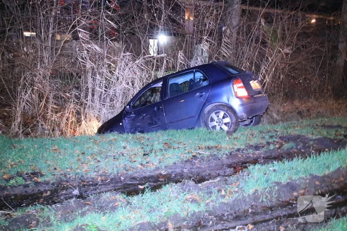 Auto belandt in sloot na aanrijding