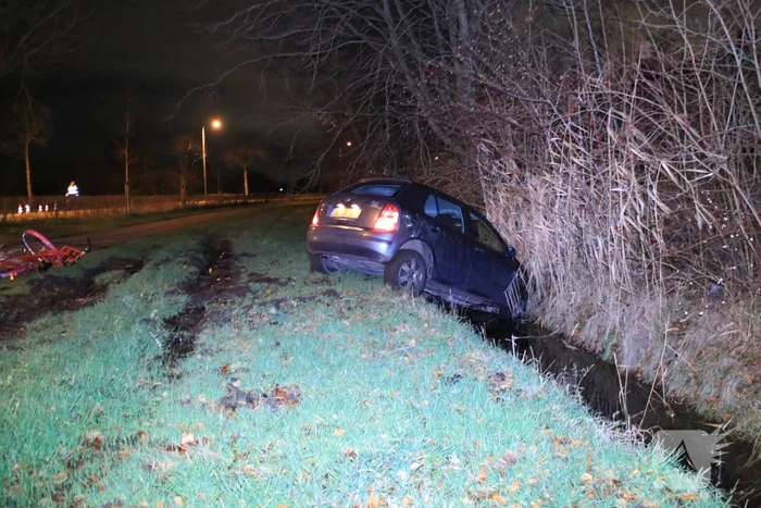 Auto belandt in sloot na aanrijding