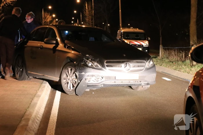 Auto belandt in sloot na aanrijding