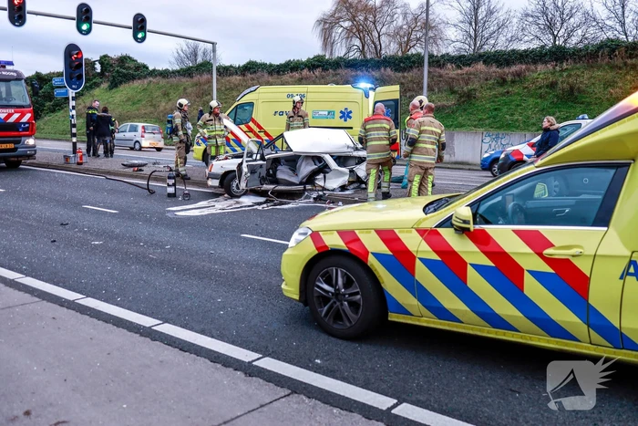 Man zwaargewond na aanrijding