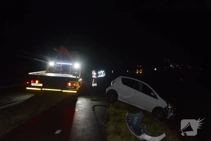 Auto belandt in sloot, automobilist gewond