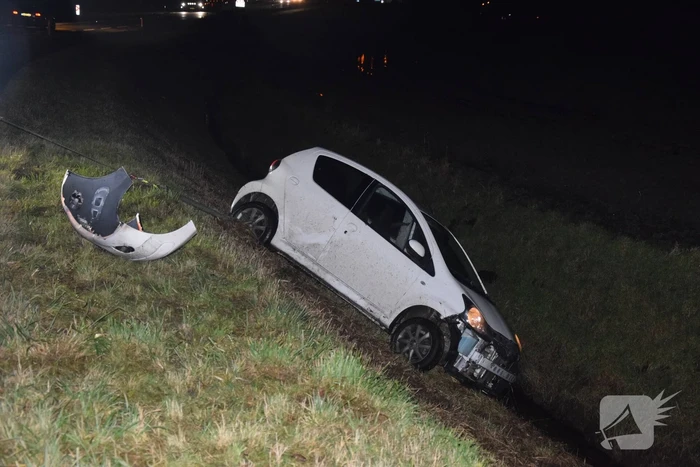 Auto belandt in sloot, automobilist gewond