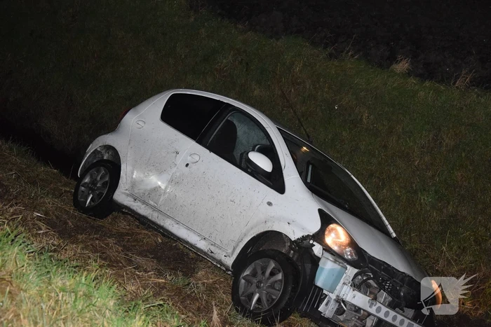 Auto belandt in sloot, automobilist gewond