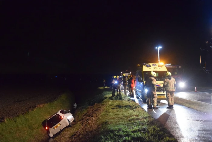 Auto belandt in sloot, automobilist gewond