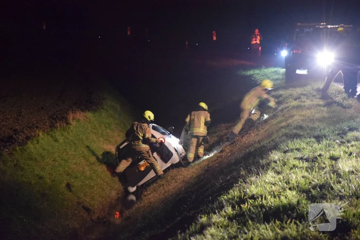 Auto belandt in sloot, automobilist gewond