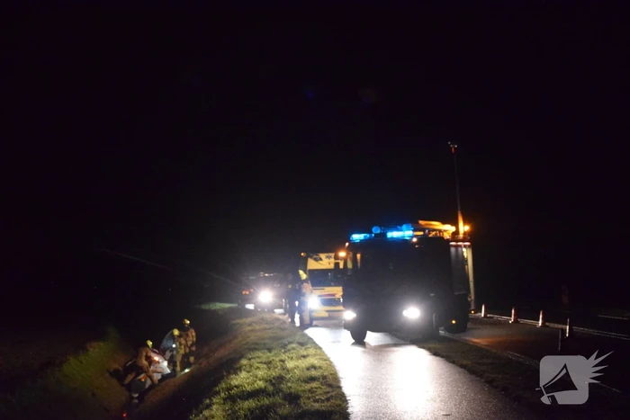 Auto belandt in sloot, automobilist gewond