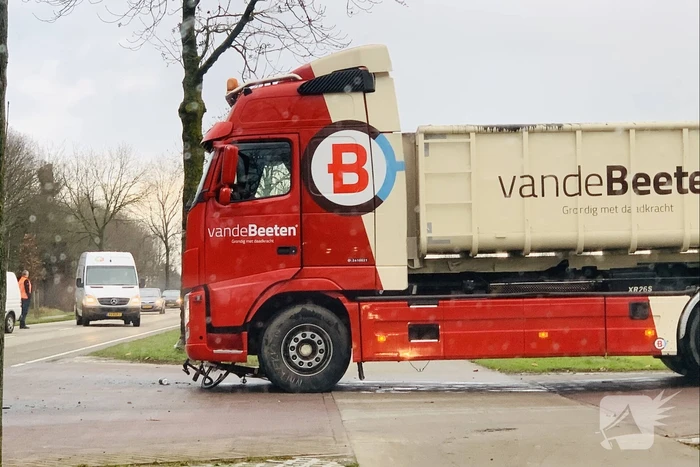 Vrachtwagenchauffeur ziet wielrenner over het hoofd