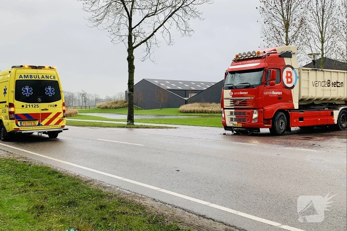 Vrachtwagenchauffeur ziet wielrenner over het hoofd