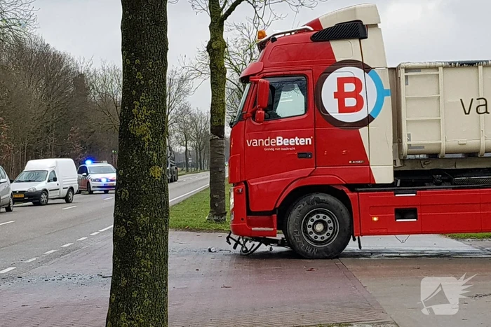 Vrachtwagenchauffeur ziet wielrenner over het hoofd