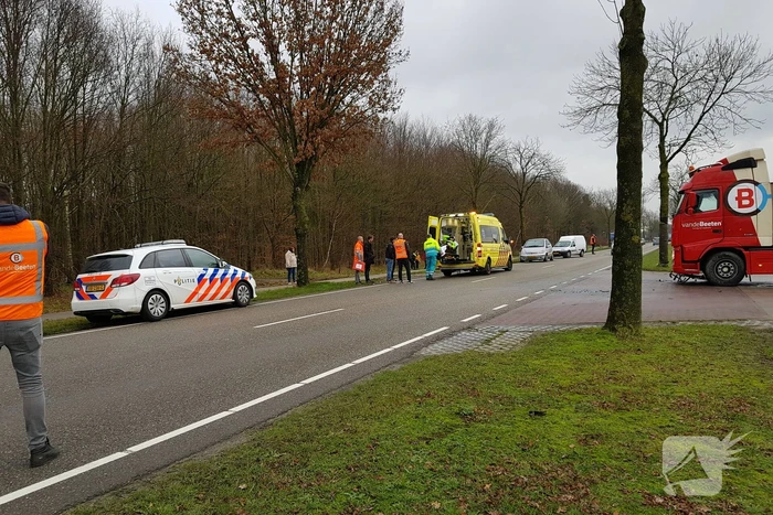 Vrachtwagenchauffeur ziet wielrenner over het hoofd