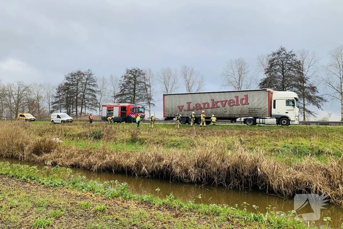 Vrachtwagen met vastgelopen remmen vliegt in brand