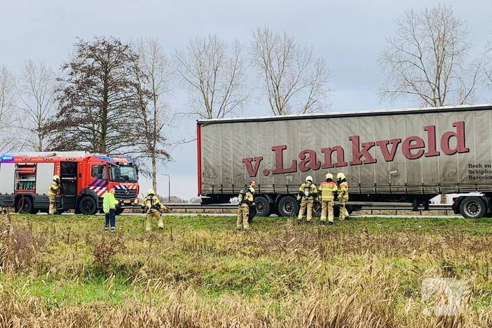 Vrachtwagen met vastgelopen remmen vliegt in brand