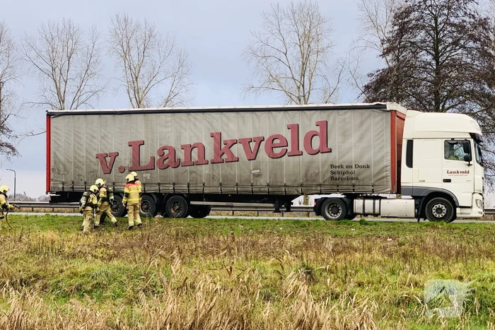 Vrachtwagen met vastgelopen remmen vliegt in brand