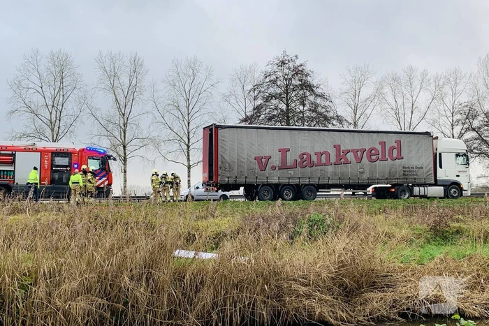 Vrachtwagen met vastgelopen remmen vliegt in brand