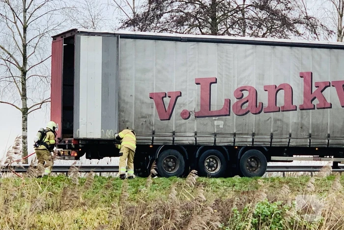 Vrachtwagen met vastgelopen remmen vliegt in brand