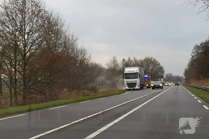 Vrachtwagen met vastgelopen remmen vliegt in brand