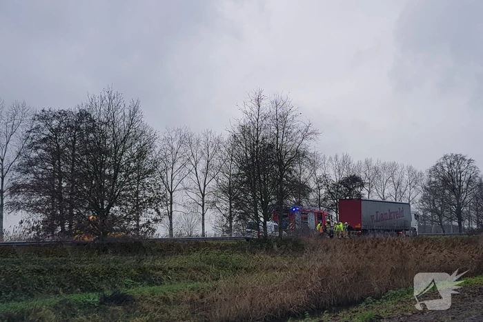 Vrachtwagen met vastgelopen remmen vliegt in brand