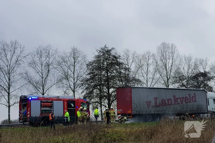 Vrachtwagen met vastgelopen remmen vliegt in brand